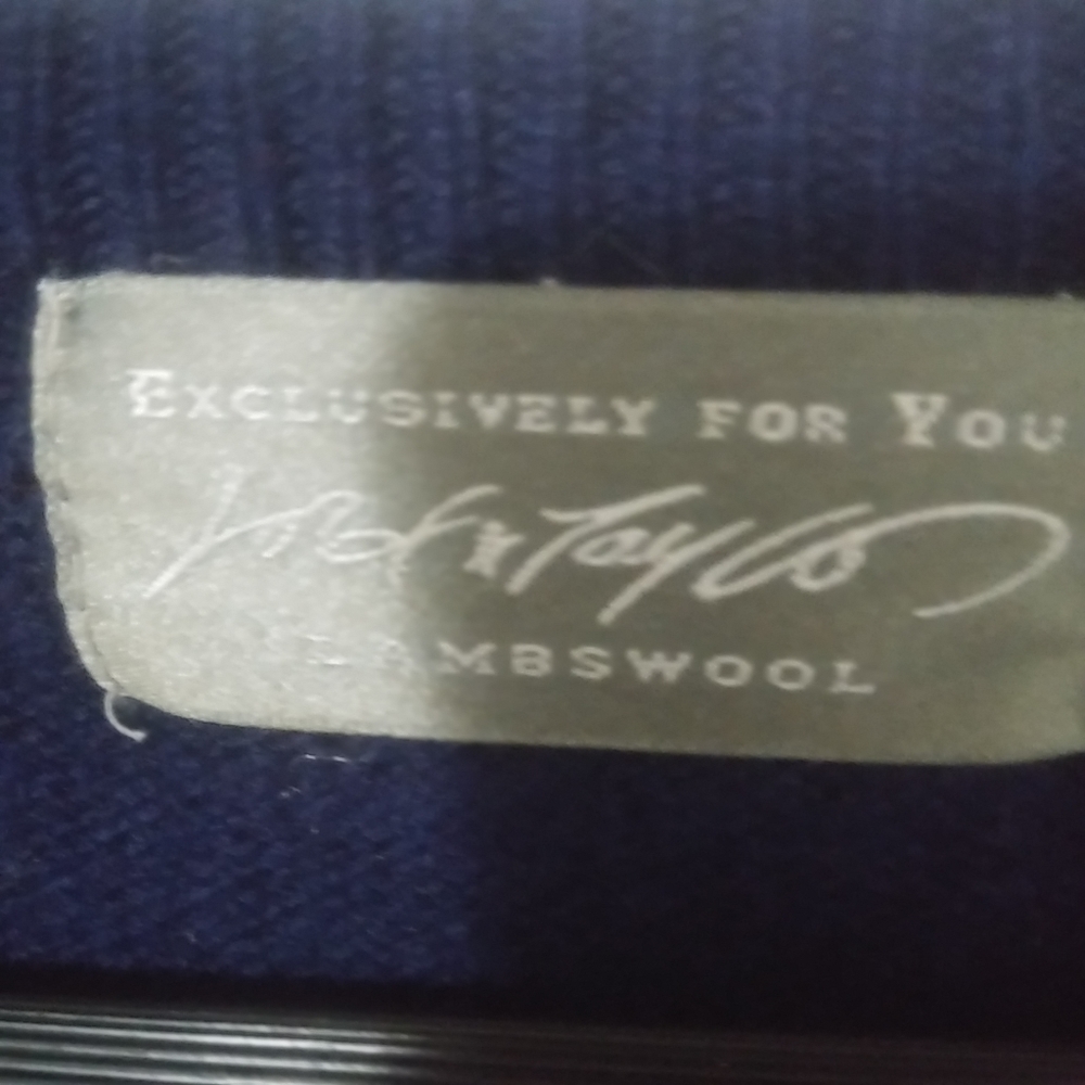 Lord & Taylor M Lambswool Pullover V-Neck Sweater in Dark Navy - Picture 4 of 6